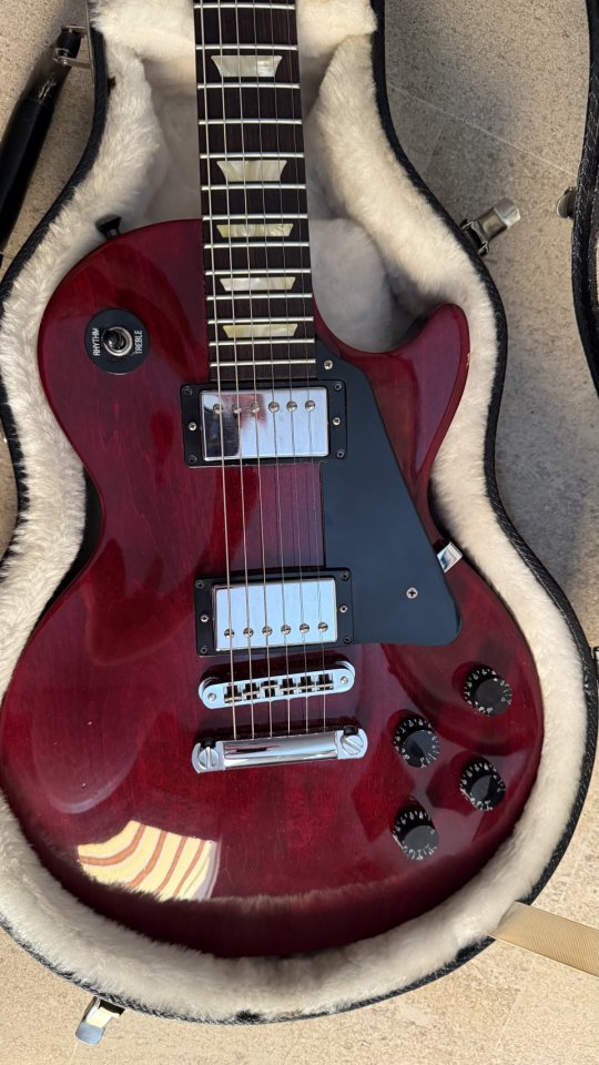 Gibson Les Paul Studio y Marshall MG 30FX