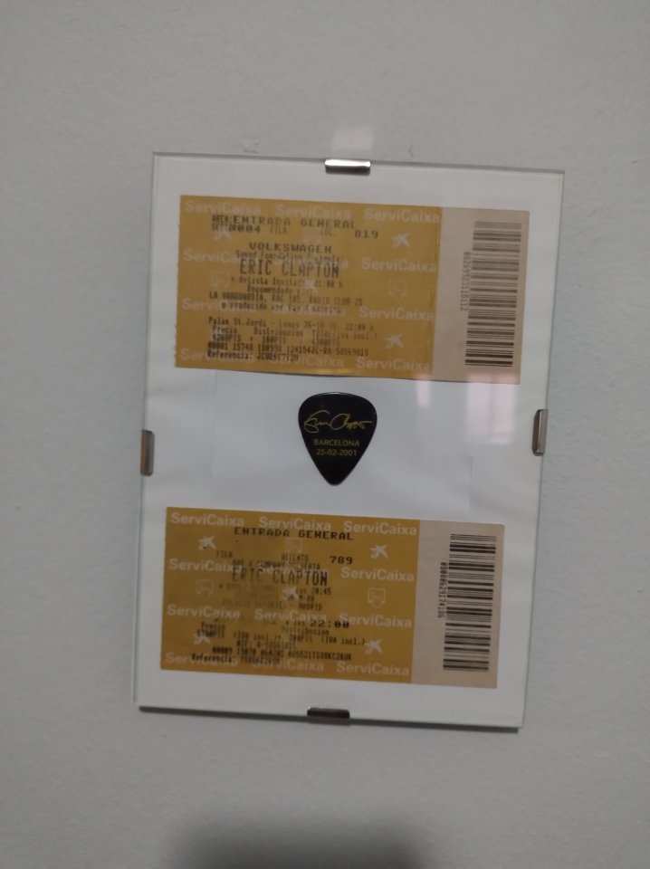 Cuadro con dos entradas y púa promocional de Eric Clapton