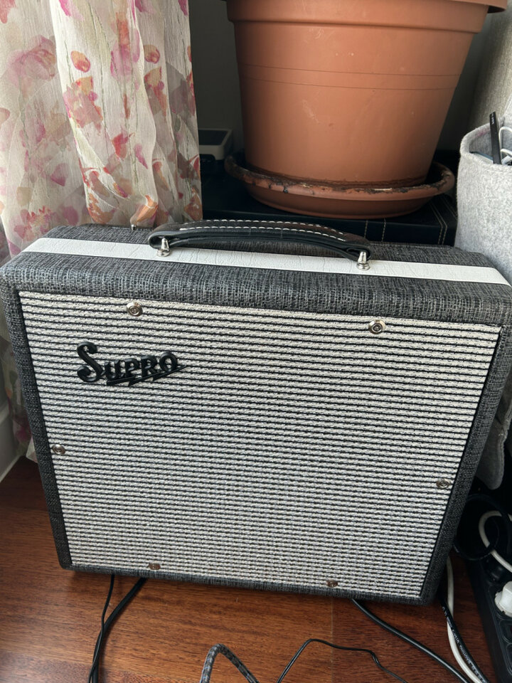Supro 1600 Supreme