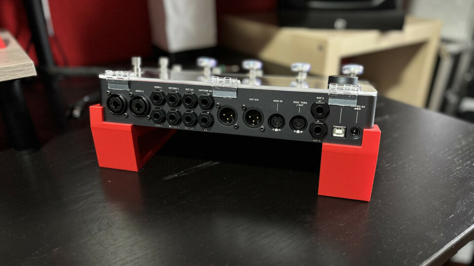 Stand con logo Quad Cortex