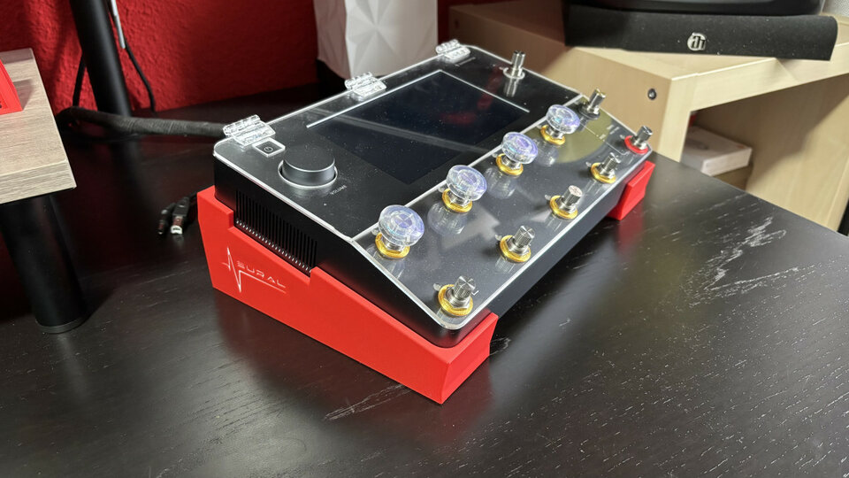 Stand con logo Quad Cortex