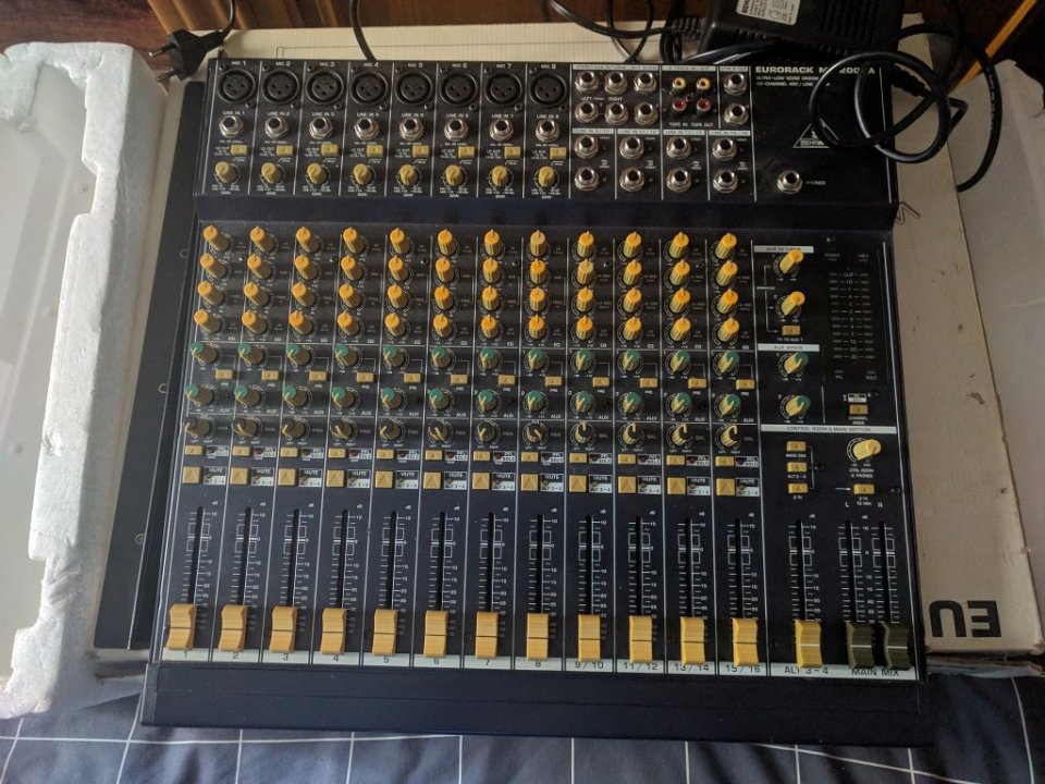 Behringer MX2004A