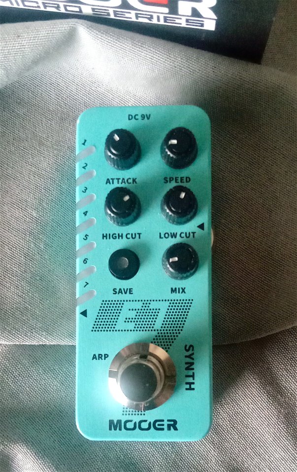 MOOER E7 (pedal sintetizador polifónico)