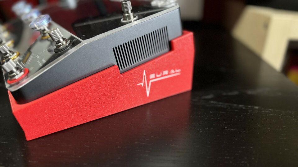 Stand con logo Quad Cortex