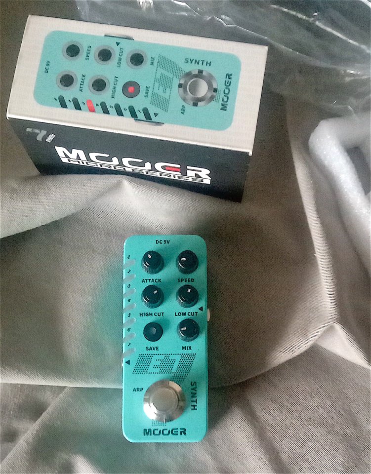 MOOER E7 (pedal sintetizador polifónico)