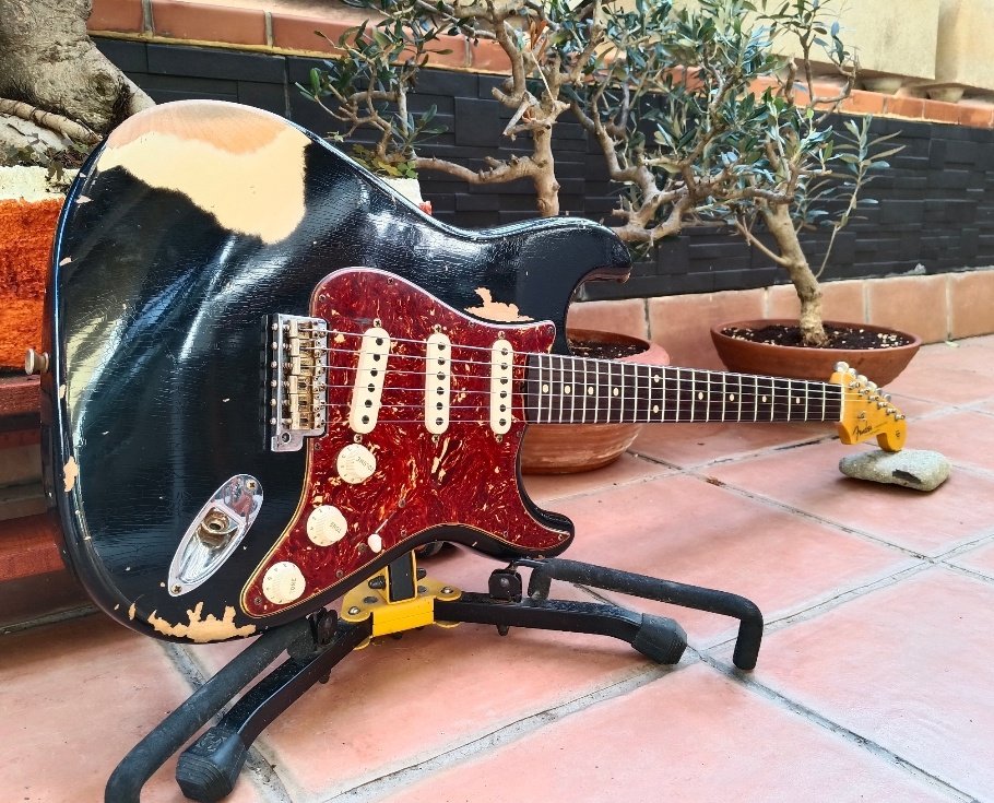 Fender Custom Shop 1961 Stratocaster Heavy Relic Black over Desert Sand-Hand Wound Poblano Strat Set. de segunda mano · Foto 1 de 10 · Barcelona · 4400 €