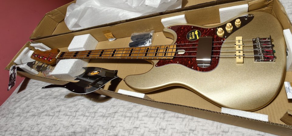 Sire Marcus Miller V5 Champagne Gold con extras