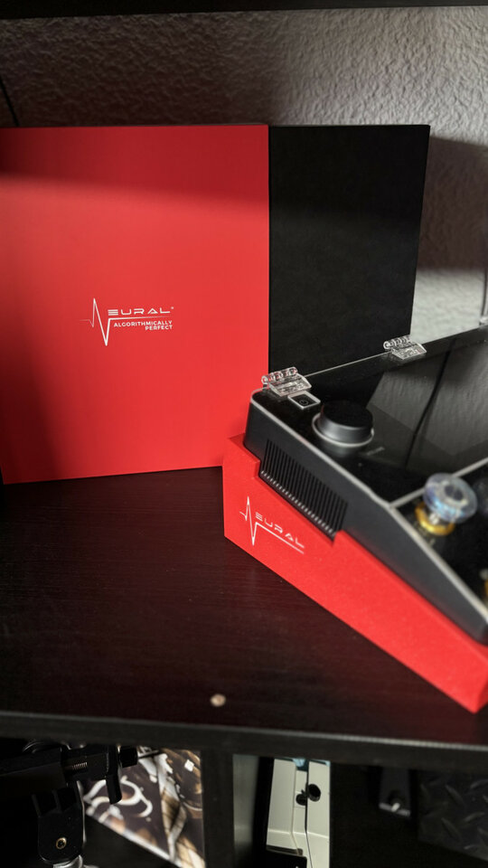 Stand con logo Quad Cortex