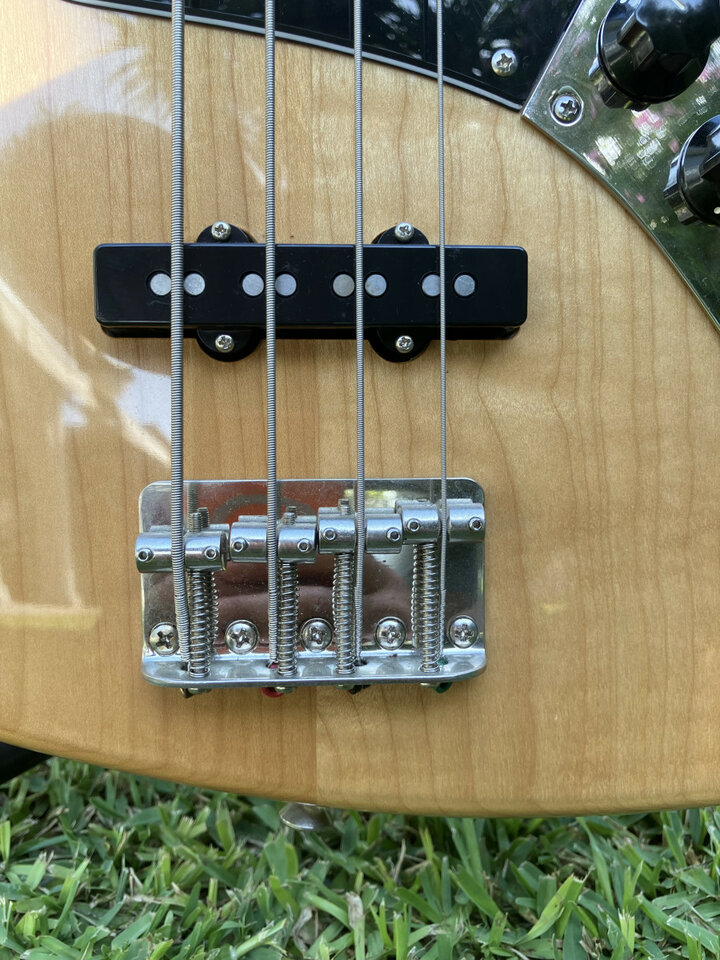 Bajo Squier Jazz Bass