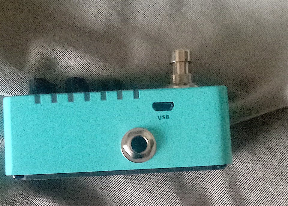 MOOER E7 (pedal sintetizador polifónico)