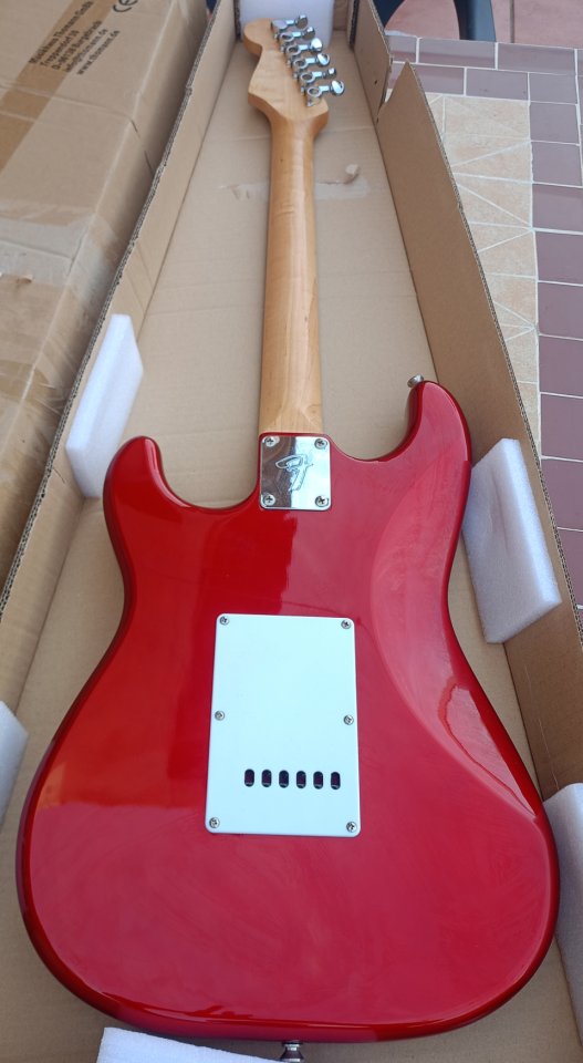 Fender squier stratocaster mejorada con amplificador Fender Mustang I V2