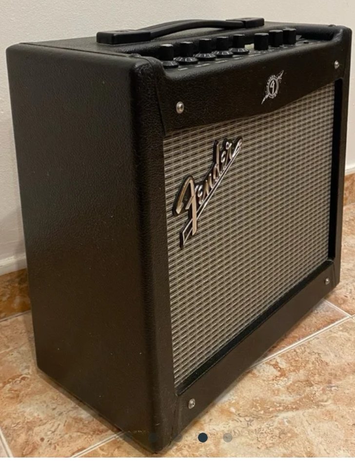 Fender squier stratocaster mejorada con amplificador Fender Mustang I V2