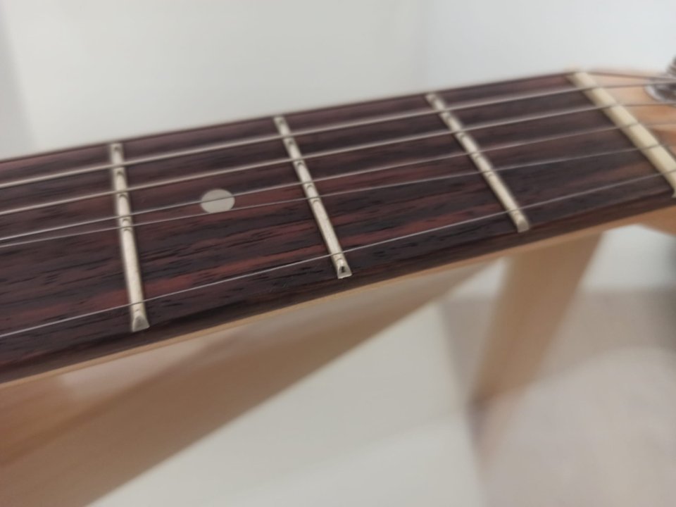 Fender squier stratocaster mejorada con amplificador Fender Mustang I V2