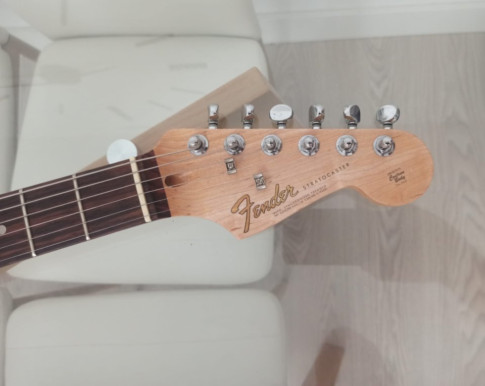 Fender squier stratocaster mejorada con amplificador Fender Mustang I V2