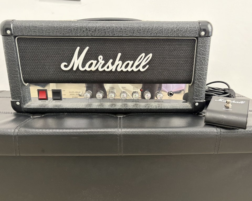 Marshall 2525H Studio Jubilee 20W – Edición negra + funda + footswitch