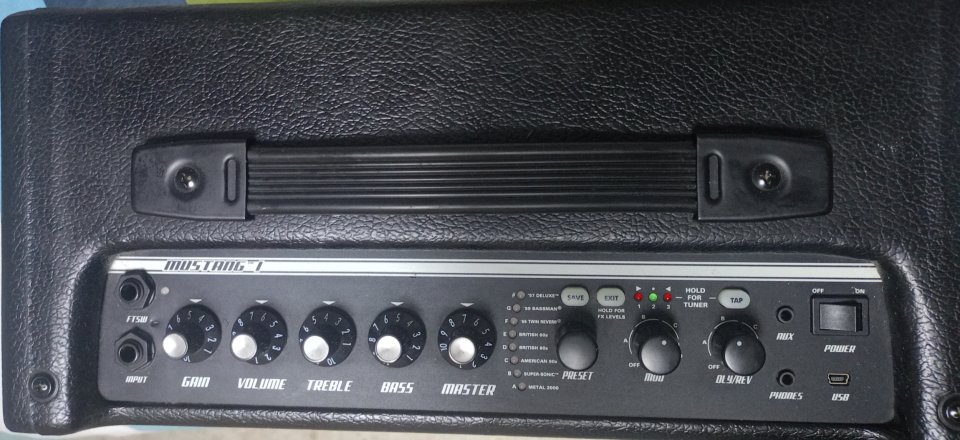 Fender squier stratocaster mejorada con amplificador Fender Mustang I V2