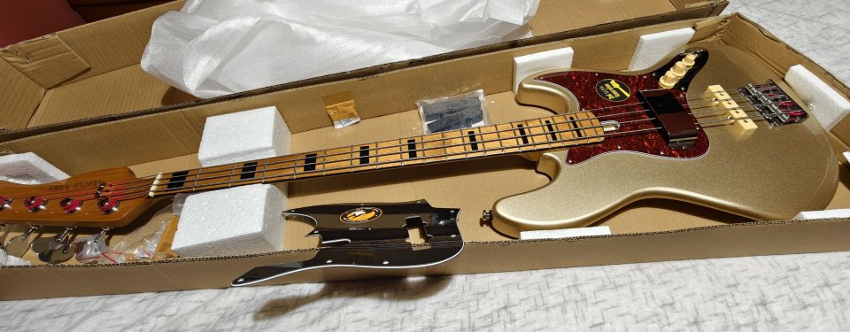 Sire Marcus Miller V5 Champagne Gold con extras
