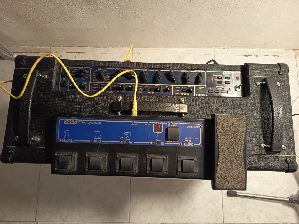 VOX Valvetronix AD120 VT 2x60 Watt, 2x12" estereo