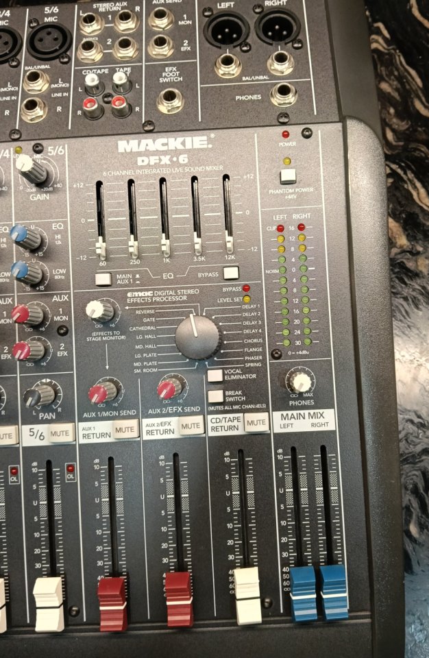 Mesa de mezclas MACKIE DFX-6 de segunda mano · Foto 3 de 8 · Madrid · 125 €