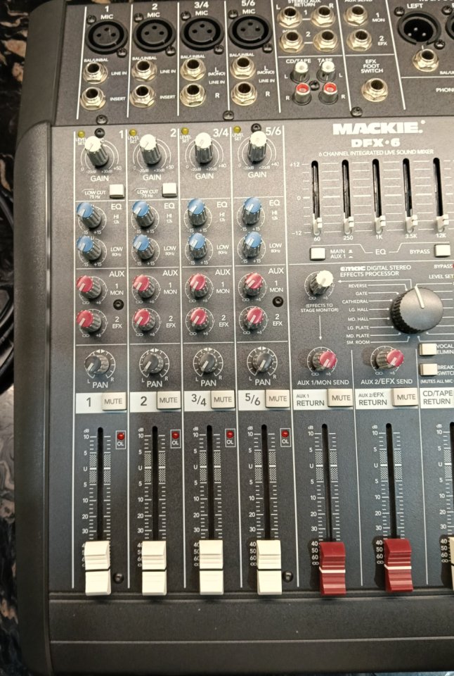 Mesa de mezclas MACKIE DFX-6 de segunda mano · Foto 4 de 8 · Madrid · 125 €