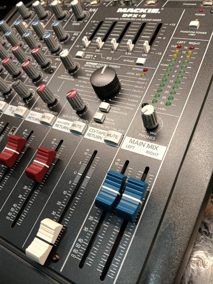 Mesa de mezclas MACKIE DFX-6 de segunda mano · Foto 5 de 8 · Madrid · 125 €
