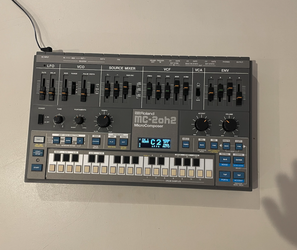 Roland MC-202 + Tubbutec MC-2oh2 Hi-Res + Overlay + Original MC-202 Switch board de segunda mano · Foto 1 de 2 · Málaga · 1775 €