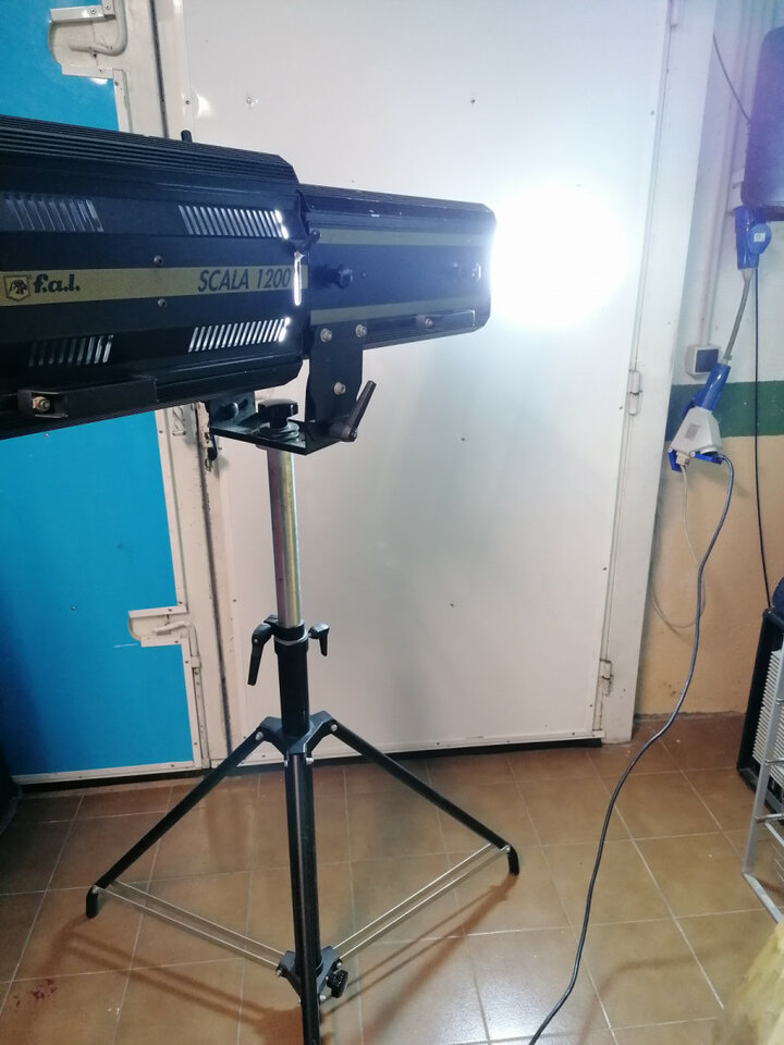 Cañón de seguimiento FAL Scala 1200 con flightcase y trípode