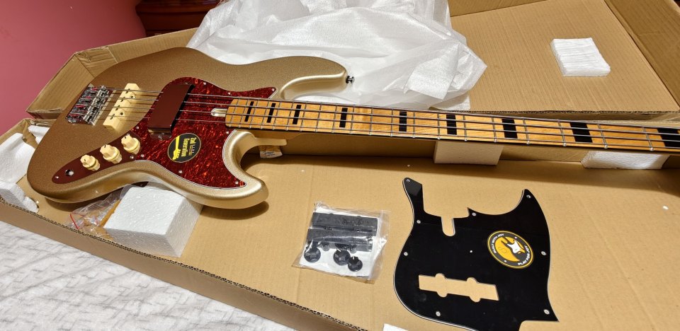 Sire Marcus Miller V5 Champagne Gold con extras