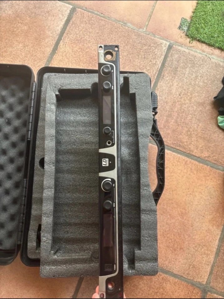 Receptor inalámbrico doble LD Systems U506 R2 con antenas, cables y maletín de segunda mano · Foto 1 de 6 · Cádiz · 160 €