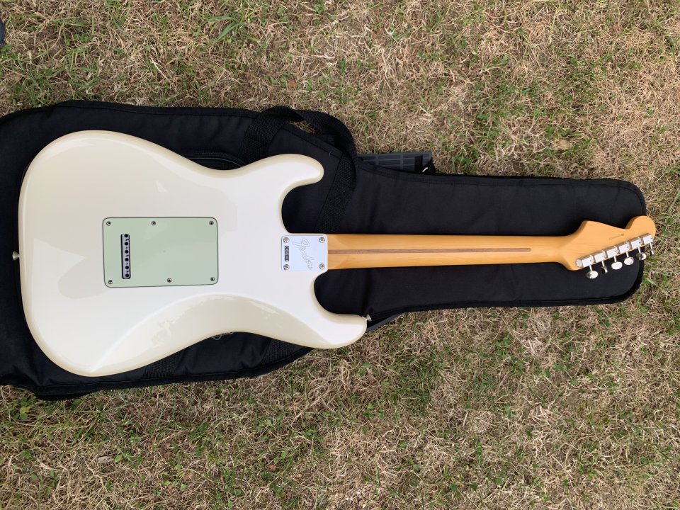 Fender American Professional classic Stratocaster (edición limitada) de segunda mano · Foto 3 de 4 · Cantabria · 1550 €