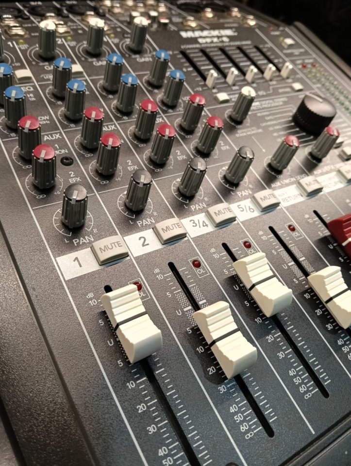 Mesa de mezclas MACKIE DFX-6 de segunda mano · Foto 6 de 8 · Madrid · 125 €
