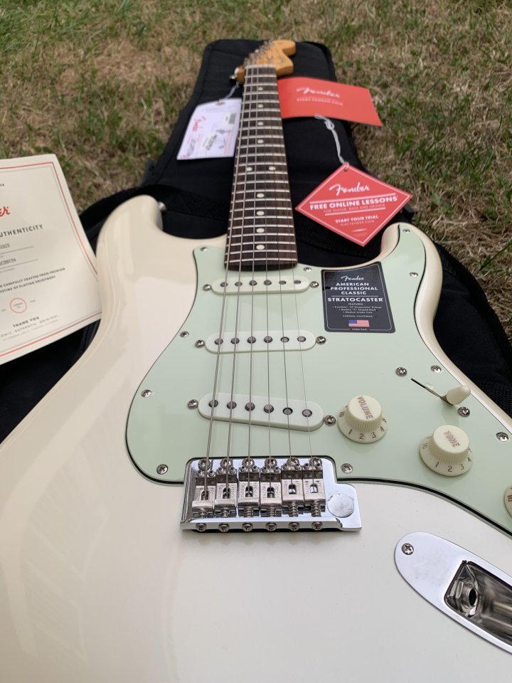 Fender American Professional classic Stratocaster (edición limitada) de segunda mano · Foto 4 de 4 · Cantabria · 1550 €
