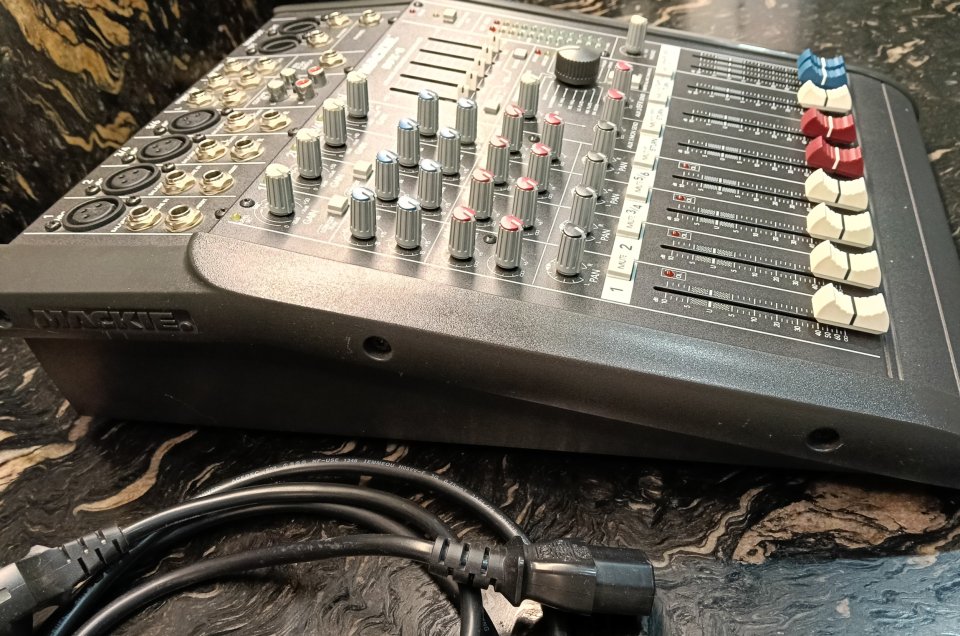 Mesa de mezclas MACKIE DFX-6 de segunda mano · Foto 8 de 8 · Madrid · 125 €