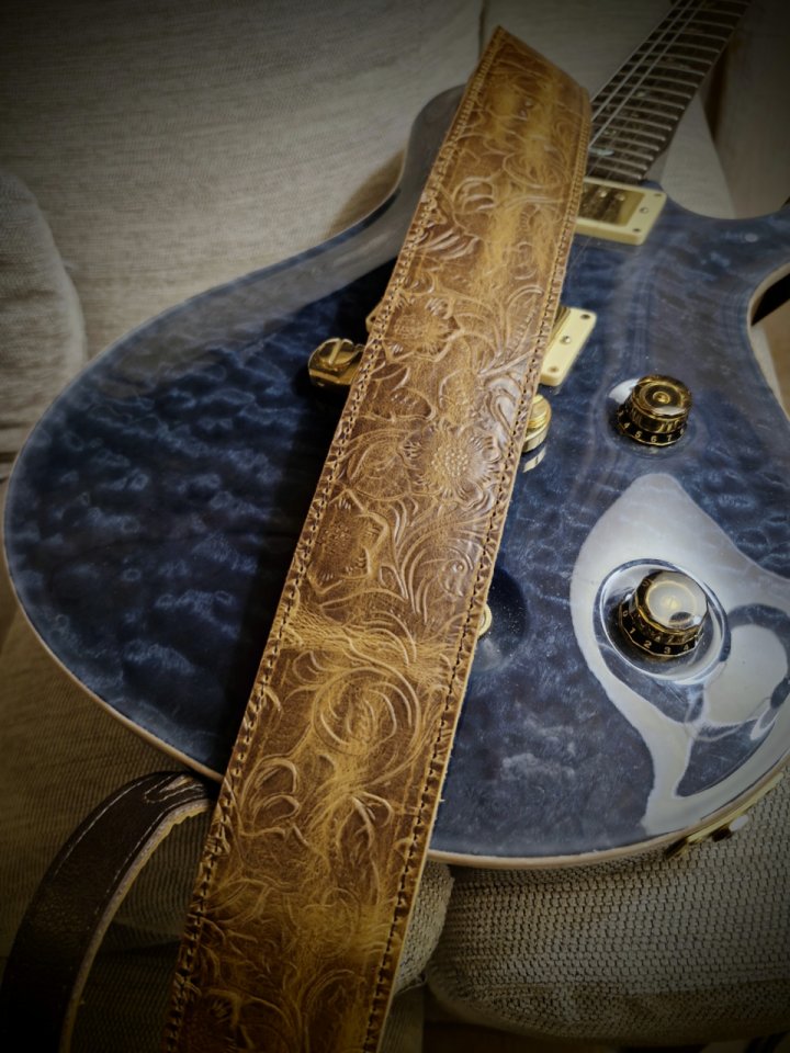 Correa guitarra cuero vaca con relieve profundo western