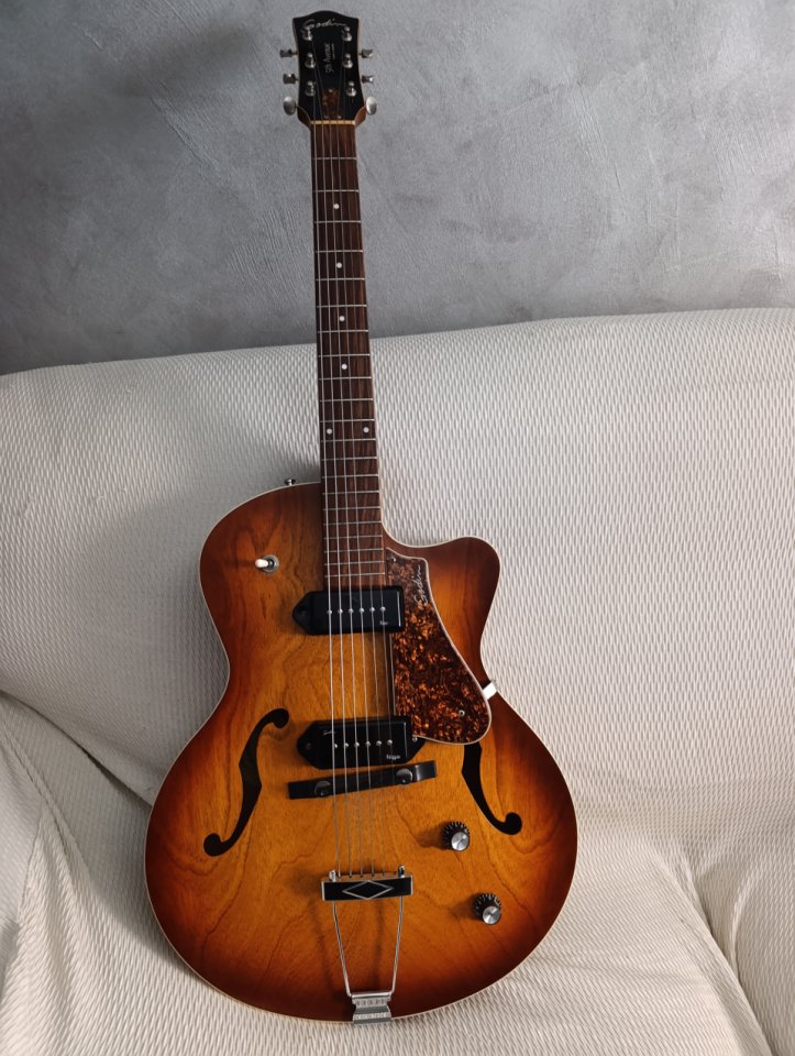 Guitarra Godin 5th Avenue Kingpin II de segunda mano · Foto 1 de 8 · Granada · 700 €