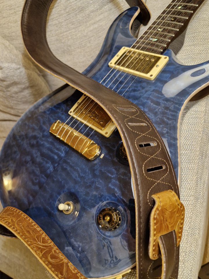 Correa guitarra cuero vaca con relieve profundo western