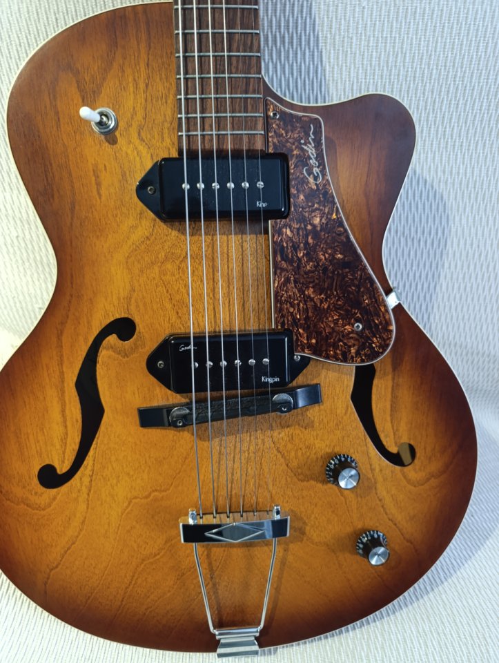 Guitarra Godin 5th Avenue Kingpin II de segunda mano · Foto 2 de 8 · Granada · 700 €