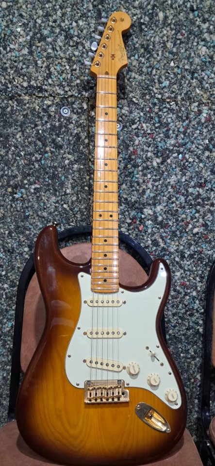 Guitarra Fender Estratocaster AM 75 Anniversary de segunda mano · Foto 2 de 10 · Cádiz · 1750 €