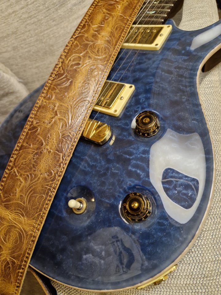 Correa guitarra cuero vaca con relieve profundo western