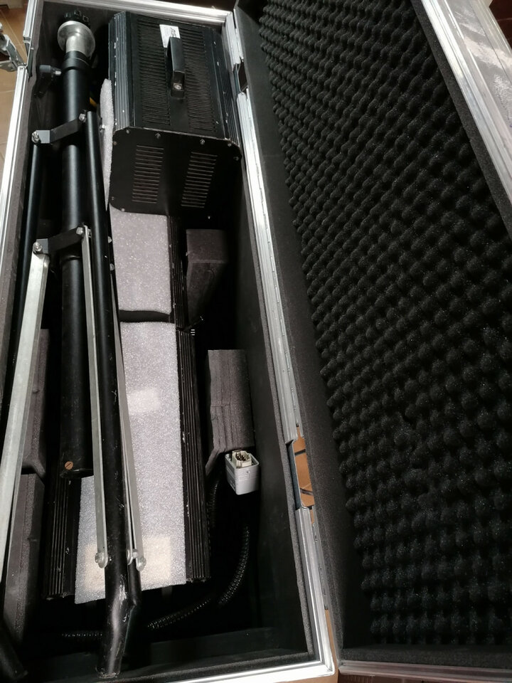 Cañón de seguimiento FAL Scala 1200 con flightcase y trípode