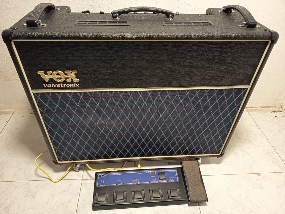 VOX Valvetronix AD120 VT 2x60 Watt, 2x12" estereo