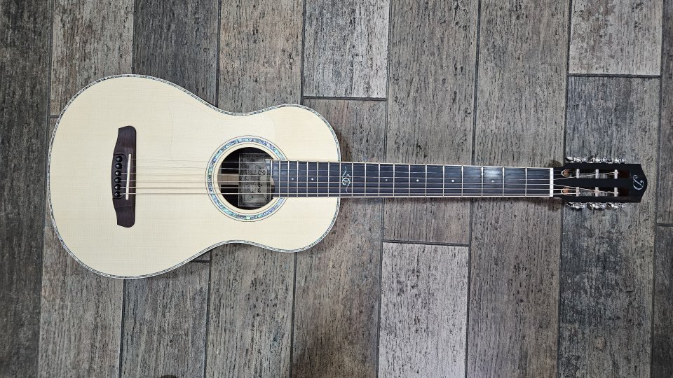 Guitarra para zurdos Dowina. Serie Vintage Cabernet. Modelo Bonavida