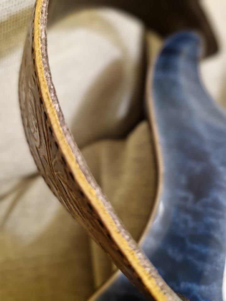 Correa guitarra cuero vaca con relieve profundo western