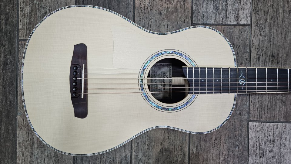 Guitarra para zurdos Dowina. Serie Vintage Cabernet. Modelo Bonavida