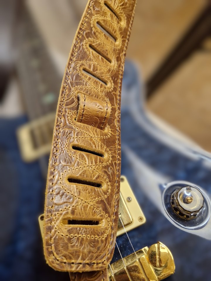 Correa guitarra cuero vaca con relieve profundo western