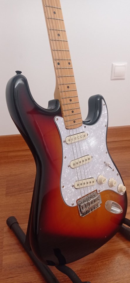 Guitarra eléctrica coreana antigua de segunda mano · Foto 1 de 7 · Cuenca · 130 €