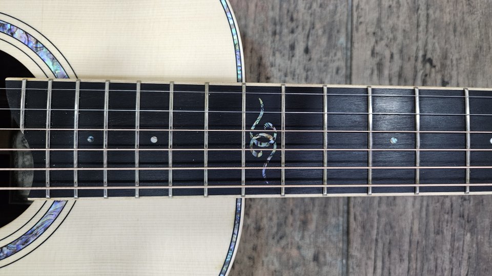 Guitarra para zurdos Dowina. Serie Vintage Cabernet. Modelo Bonavida