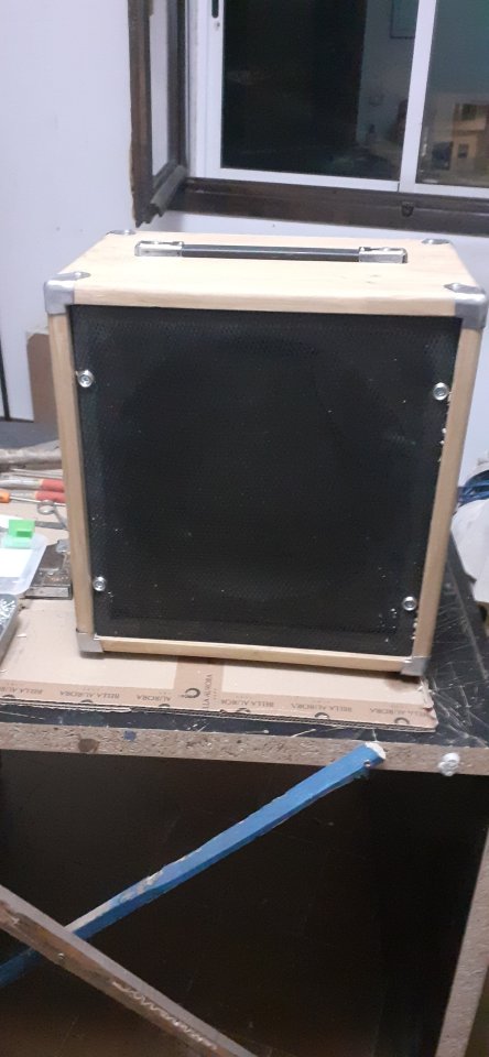 Pantalla artesanal 1x12 de reducidas dimensiones