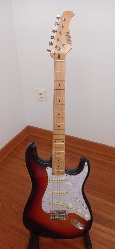 Guitarra eléctrica coreana antigua de segunda mano · Foto 2 de 7 · Cuenca · 130 €
