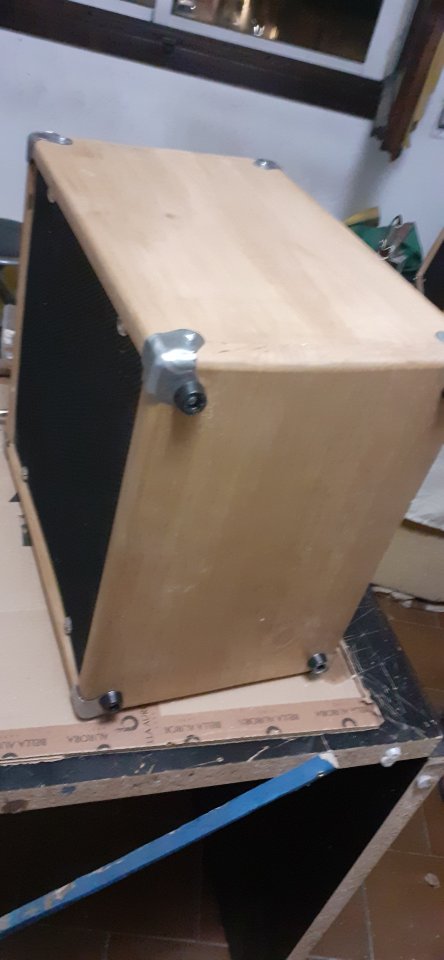 Pantalla artesanal 1x12 de reducidas dimensiones